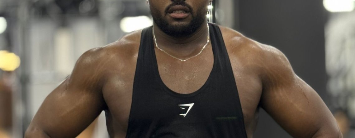 Athlète marocain portant un T-shirt Gymshark à la salle de sport