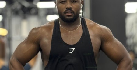 Athlète marocain portant un T-shirt Gymshark à la salle de sport