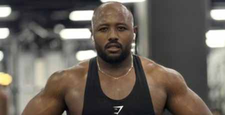 Athlète marocain portant un T-shirt Gymshark à la salle de sport