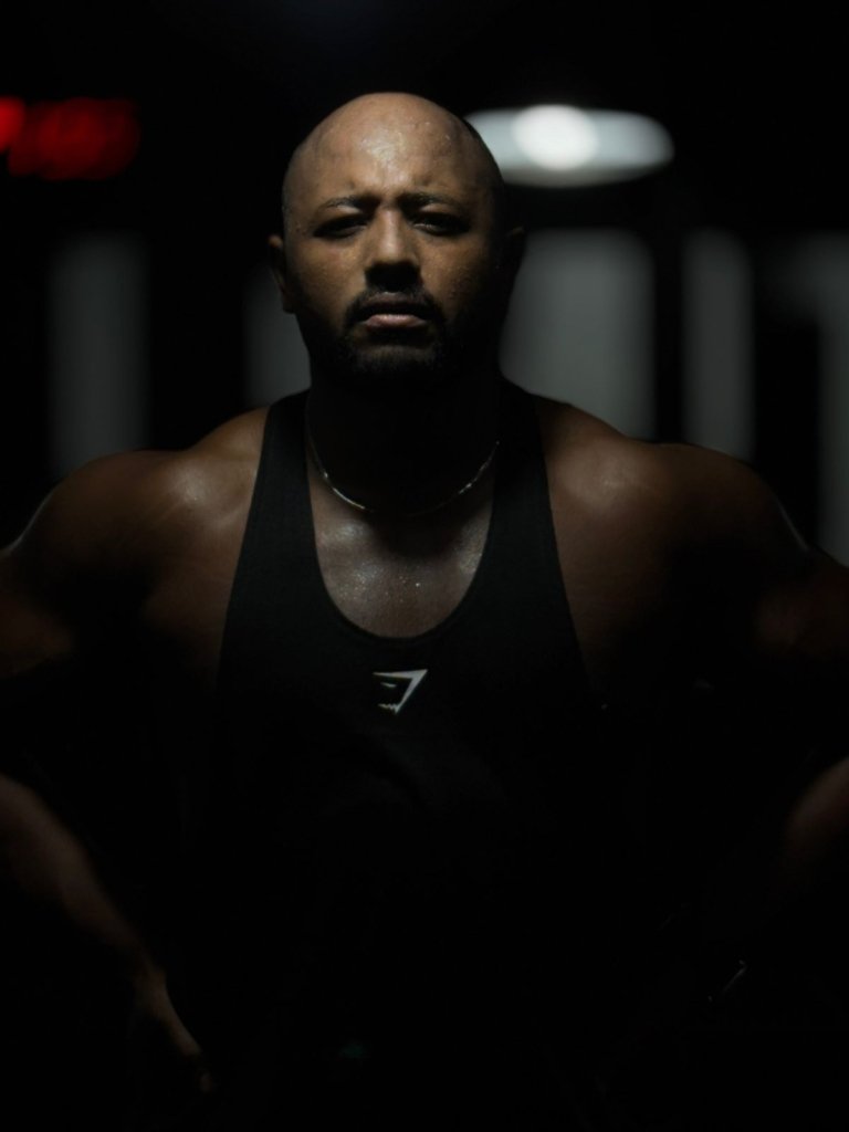 Portrait d’un athlète marocain en T-shirt Gymshark après un entraînement intensif