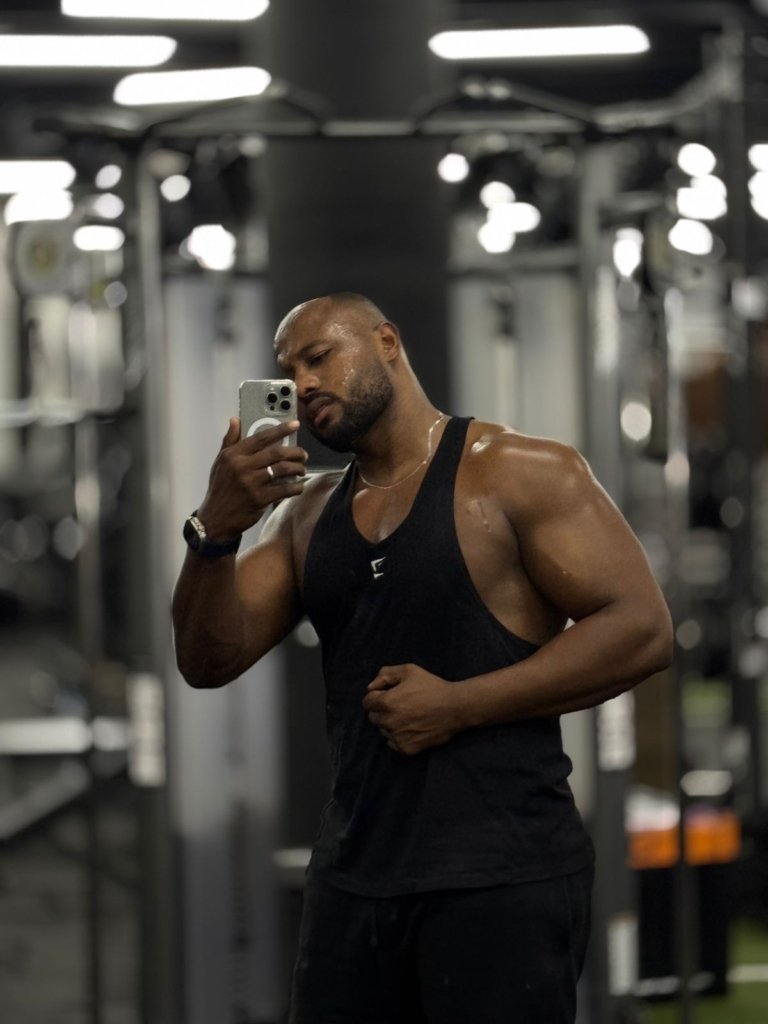 Selfie d’un athlète marocain portant un T-shirt Gymshark noir