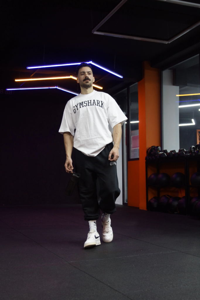 athlète marocain s’entraînant en tenue Gymshark officiel Maroc dans une salle de sport