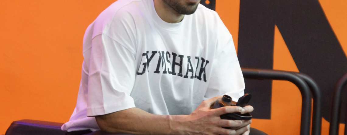 athlète marocain portant un t-shirt Gymshark officiel Maroc dans une salle de sport