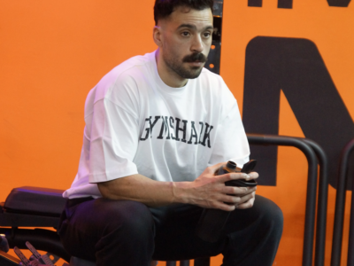 athlète marocain portant un t-shirt Gymshark officiel Maroc dans une salle de sport