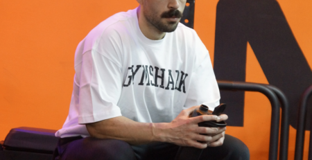 athlète marocain portant un t-shirt Gymshark officiel Maroc dans une salle de sport