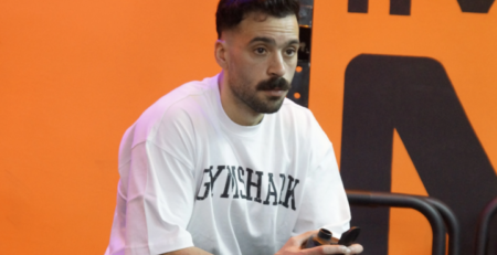 athlète marocain portant un t-shirt Gymshark officiel Maroc dans une salle de sport