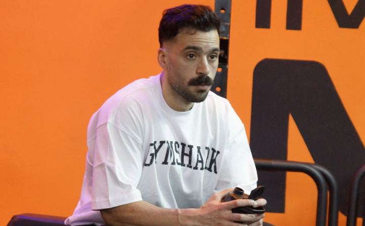 athlète marocain portant un t-shirt Gymshark officiel Maroc dans une salle de sport