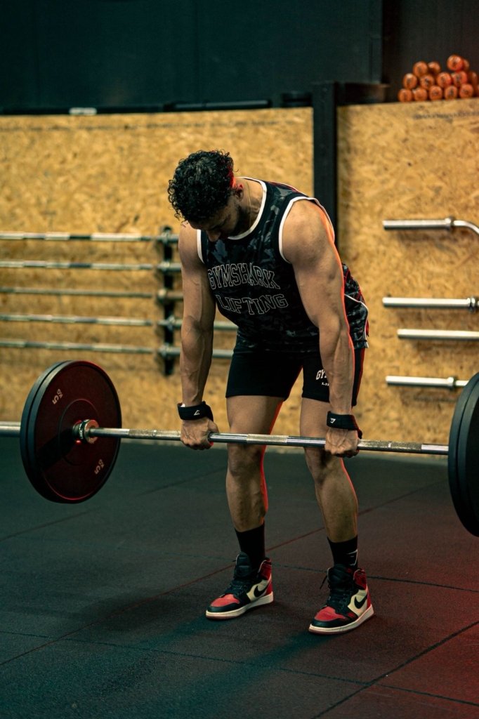 Hamza El Magradi Gymshark Maroc en pleine séance de deadlift avec un produit du revendeur officiel Gymshark au Maroc