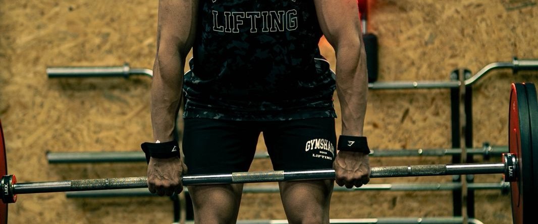 Hamza El Magradi – ambassadeur Gymshark Maroc portant un débardeur Gymshark authentique du revendeur officiel Gymshark au Maroc