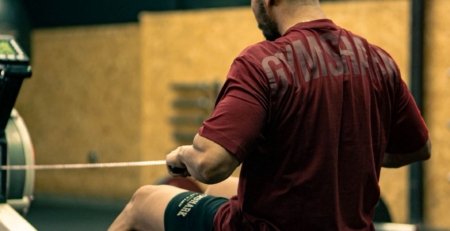 Hamza El Magradi portant un T-shirt Gymshark Oversize vendu par le revendeur officiel Gymshark au Maroc