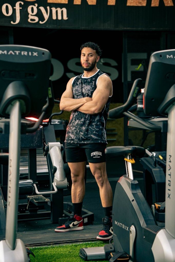 Portrait de Hamza El Magradi en tenue Gymshark authentique du revendeur officiel Gymshark au Maroc
