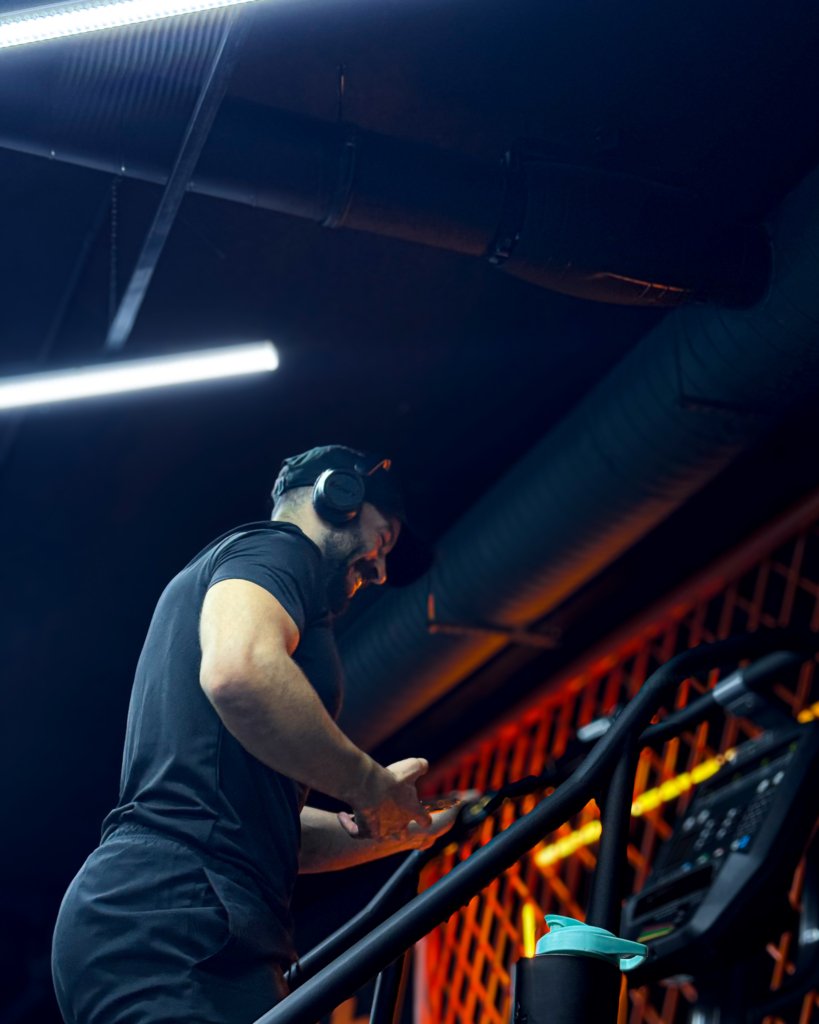 Tenue de sport homme au Maroc pendant un entraînement cardio avec l’athlète marocain Bahae
