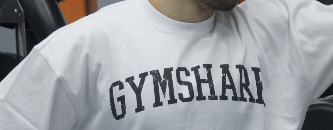Tenue de sport homme au Maroc portée par l’influenceur fitness Bahae avec un t-shirt Gymshark blanc en salle de sport
