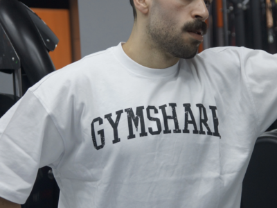Tenue de sport homme au Maroc portée par l’influenceur fitness Bahae avec un t-shirt Gymshark blanc en salle de sport