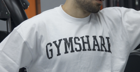 Tenue de sport homme au Maroc portée par l’influenceur fitness Bahae avec un t-shirt Gymshark blanc en salle de sport
