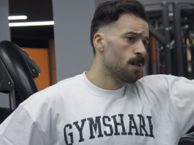 Tenue de sport homme au Maroc portée par l’influenceur fitness Bahae avec un t-shirt Gymshark blanc en salle de sport