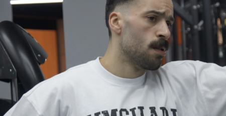 Tenue de sport homme au Maroc portée par l’influenceur fitness Bahae avec un t-shirt Gymshark blanc en salle de sport