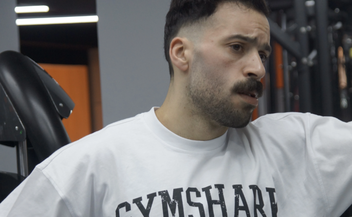 Tenue de sport homme au Maroc portée par l’influenceur fitness Bahae avec un t-shirt Gymshark blanc en salle de sport