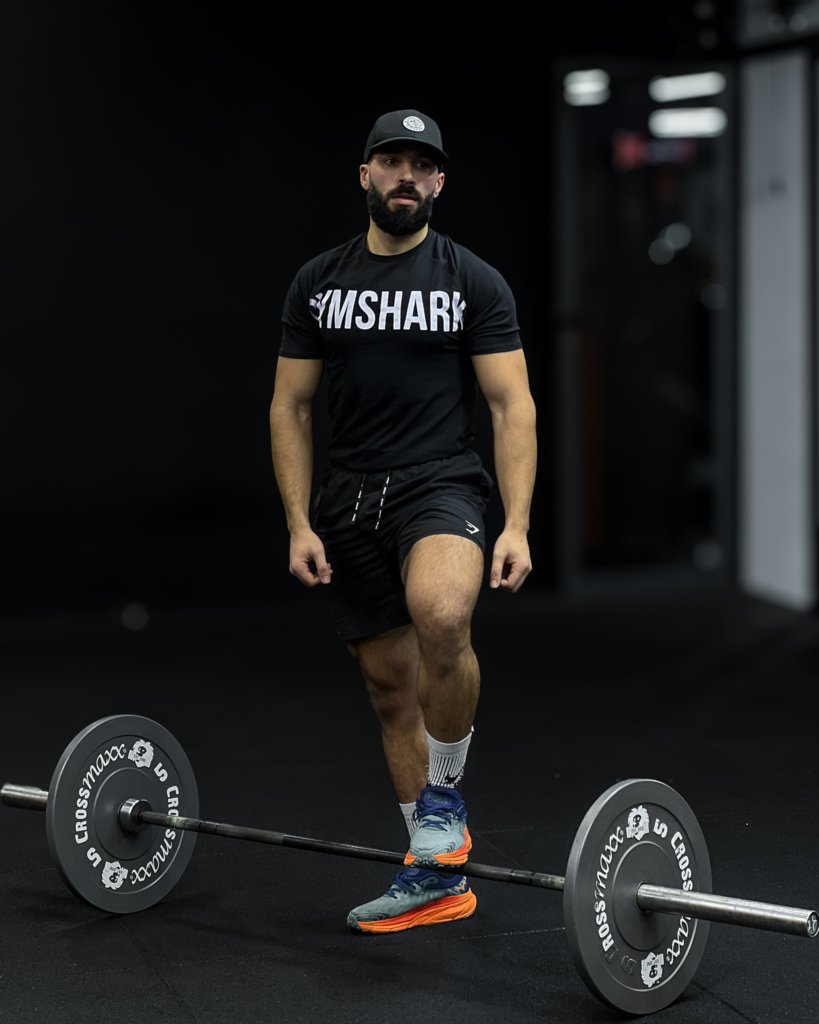 Tenues fitness pour homme portées en salle de sport dans un environnement moderne