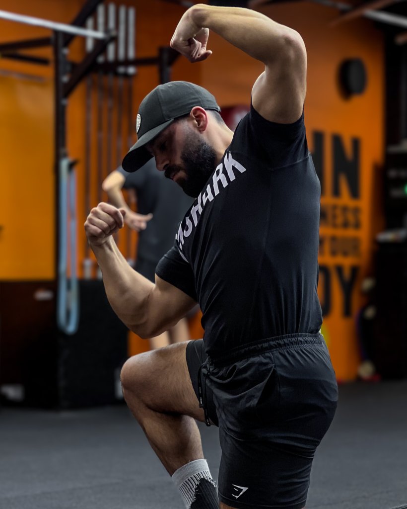 Tenue fitness pour homme utilisée lors d’un entraînement musculaire intensif