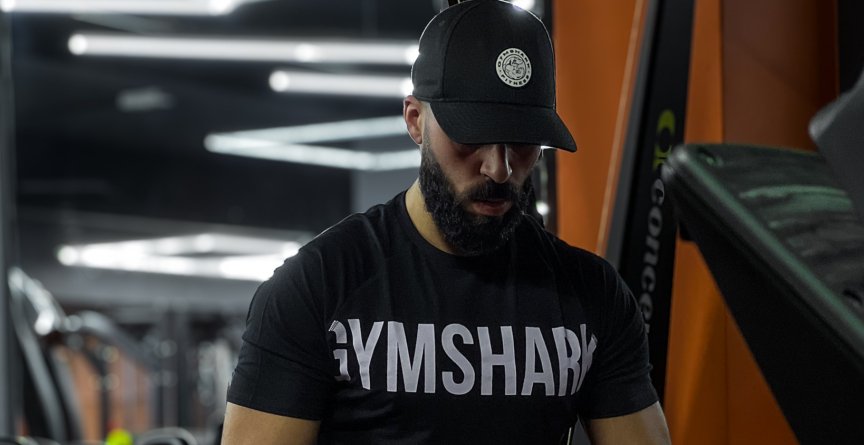 Tenues fitness pour homme portées pendant un entraînement intense en salle de sport