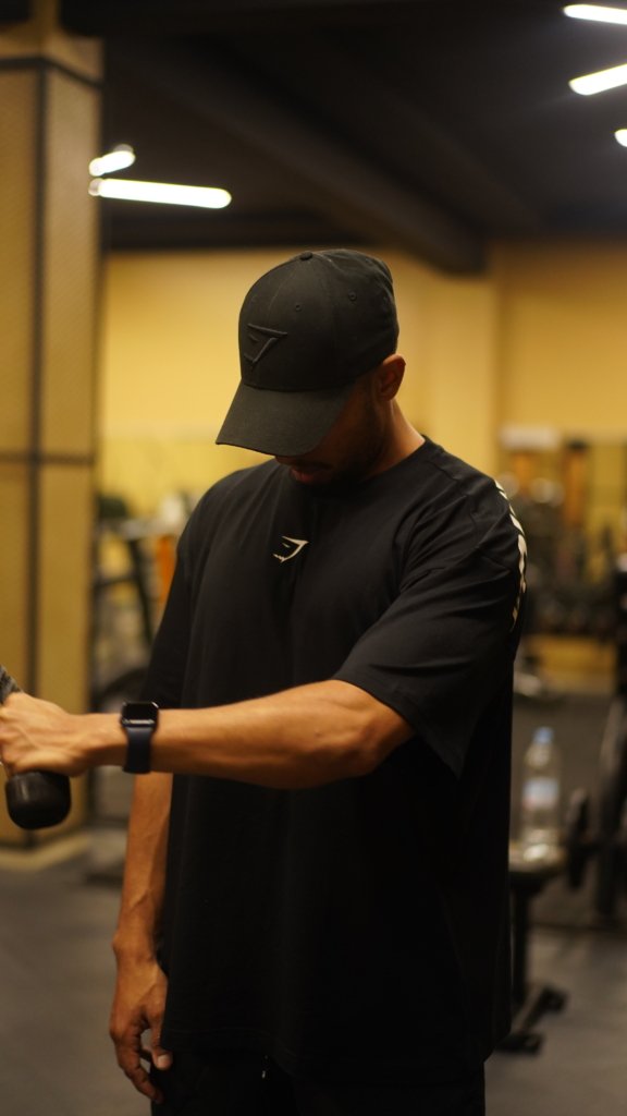 Homme s’entraînant en salle avec des vêtements de sport Gymshark authentiques