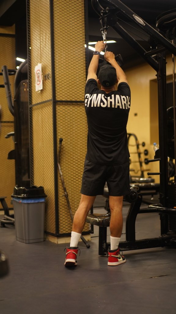 Homme portant une tenue de sport Gymshark pendant un entraînement fitness en salle
