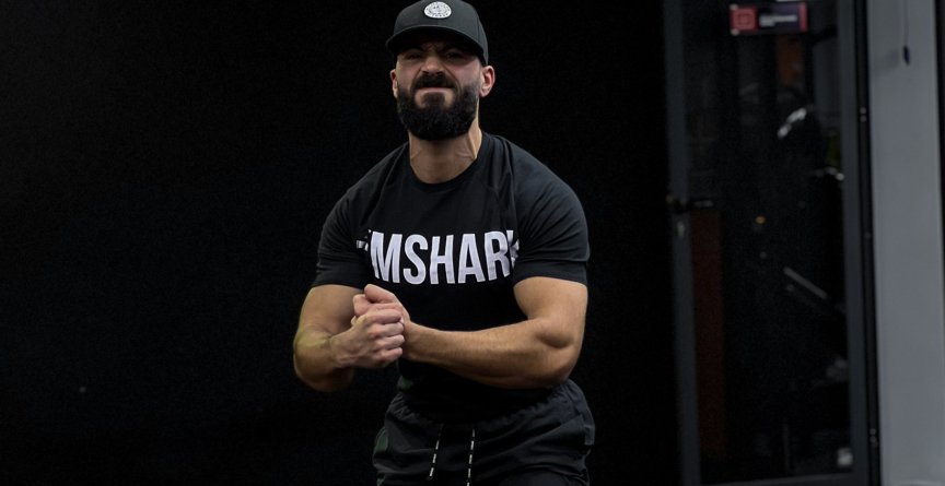 Gymshark musculation avec une tenue portée en salle de sport pendant un entraînement de renforcement