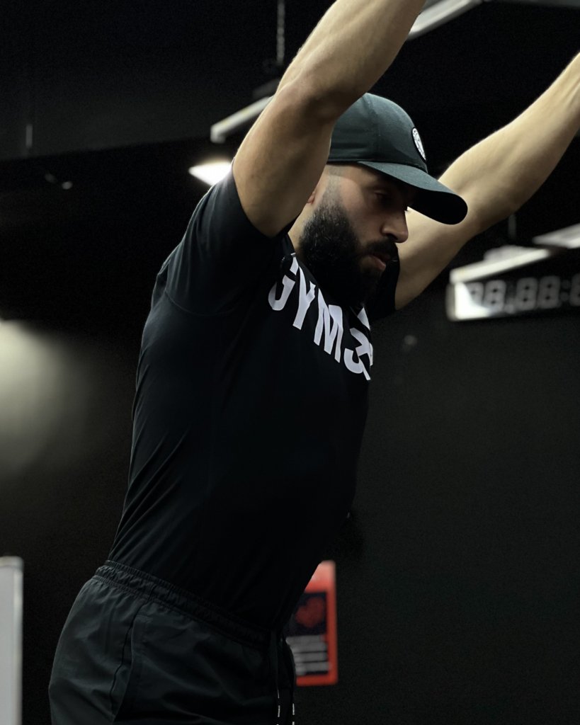 Gymshark musculation avec une tenue portée lors d’un exercice d’étirement en salle