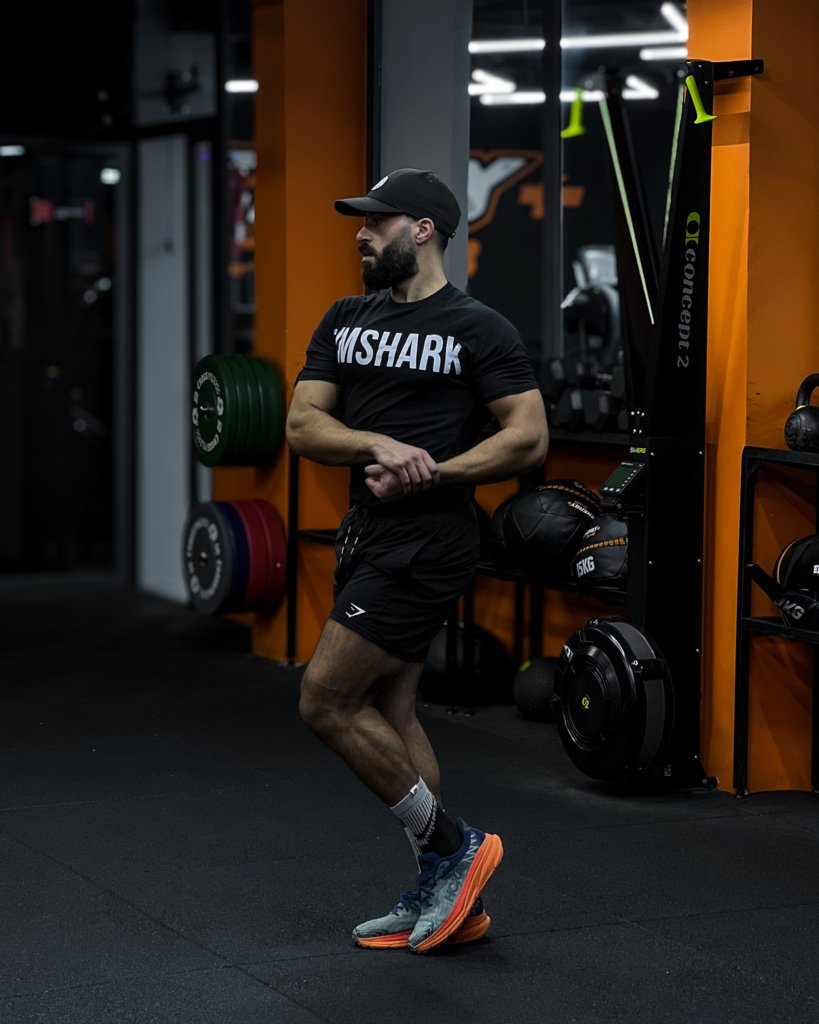 Tenue Gymshark musculation portée en salle de sport dans un look sportif masculin