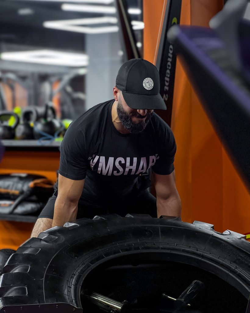 Sportif en séance de musculation intense portant une tenue Gymshark authentique