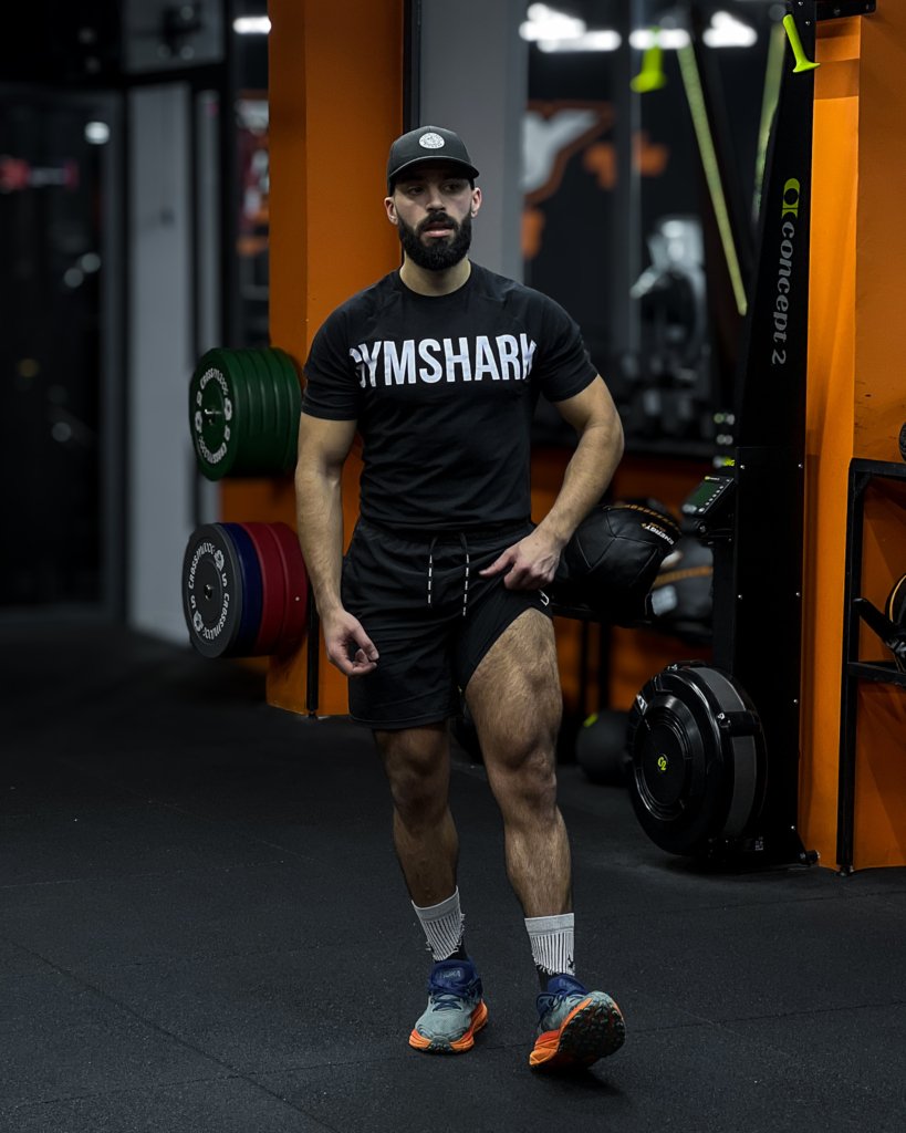 Gymshark musculation avec une tenue portée en salle de sport pendant un entraînement contrôlé