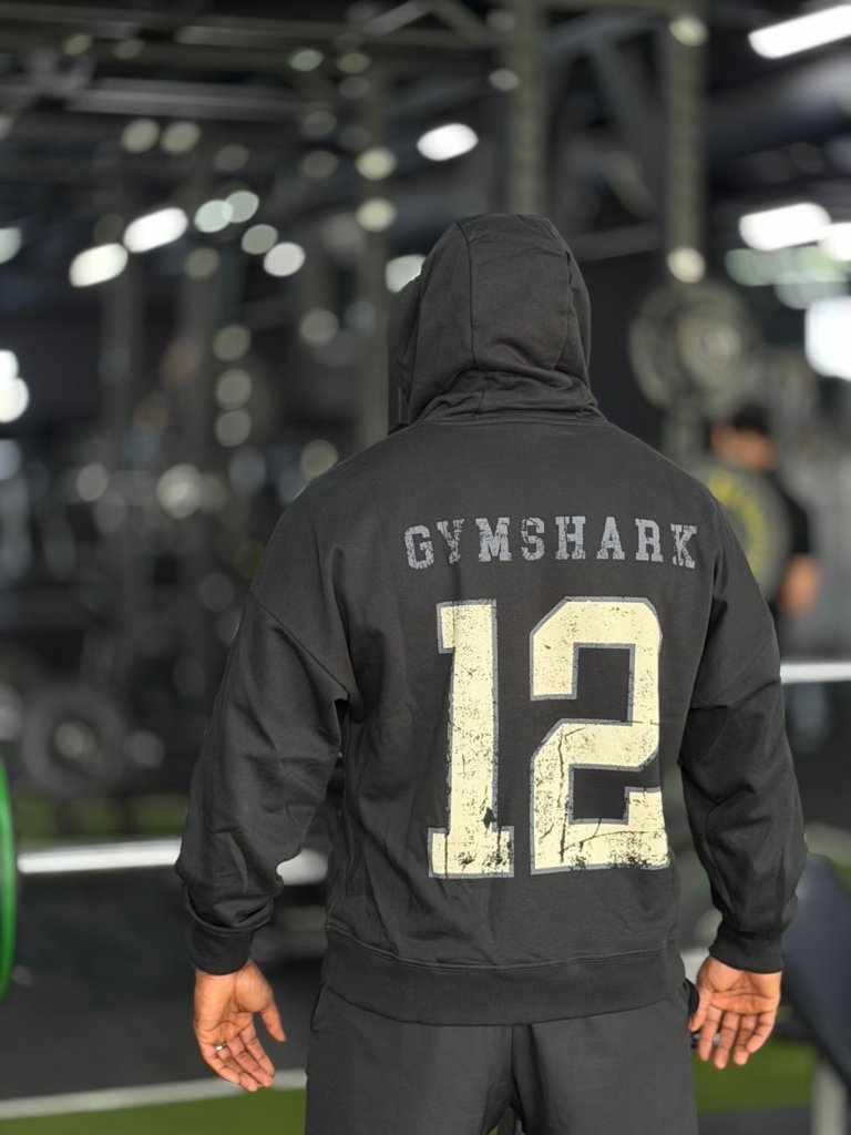 ensemble sport Gymshark avec hoodie vu de dos en salle de sport