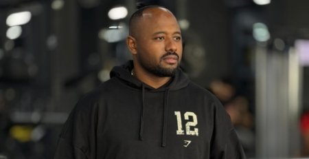 T-shirt gym hoodie noir Gymshark porté en salle de musculation au Maroc