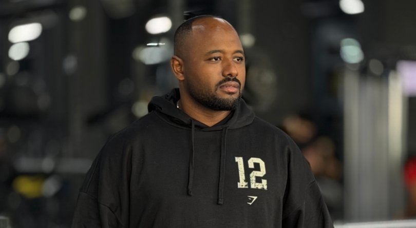 T-shirt gym hoodie noir Gymshark porté en salle de musculation au Maroc