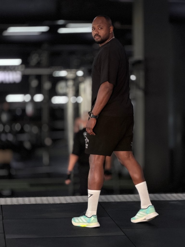 T-shirt gym noir avec short sport porté en salle