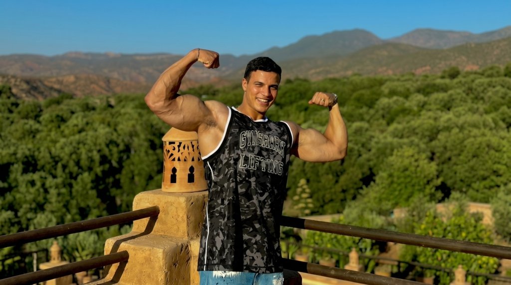 Souhail Hirchi flex biceps outdoor paysage montagneux marocain Gymshark