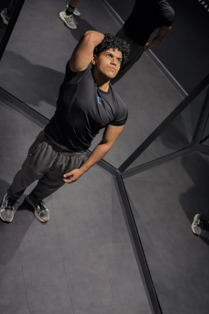 Homme portant le jogger Gymshark ONYX 5.0 noir en salle de musculation