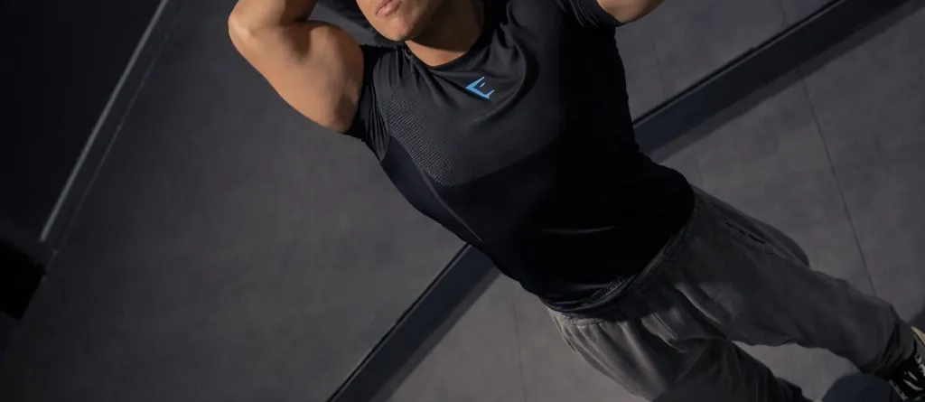 Tenue complète Gymshark ONYX 5.0 homme noir vue de côté en salle de sport