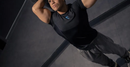 Tenue complète Gymshark ONYX 5.0 homme noir vue de côté en salle de sport