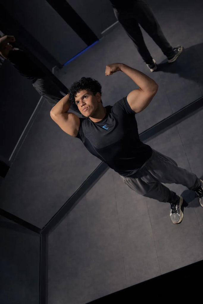 Tenue complète Gymshark ONYX 5.0 homme noir vue de côté en salle de sport