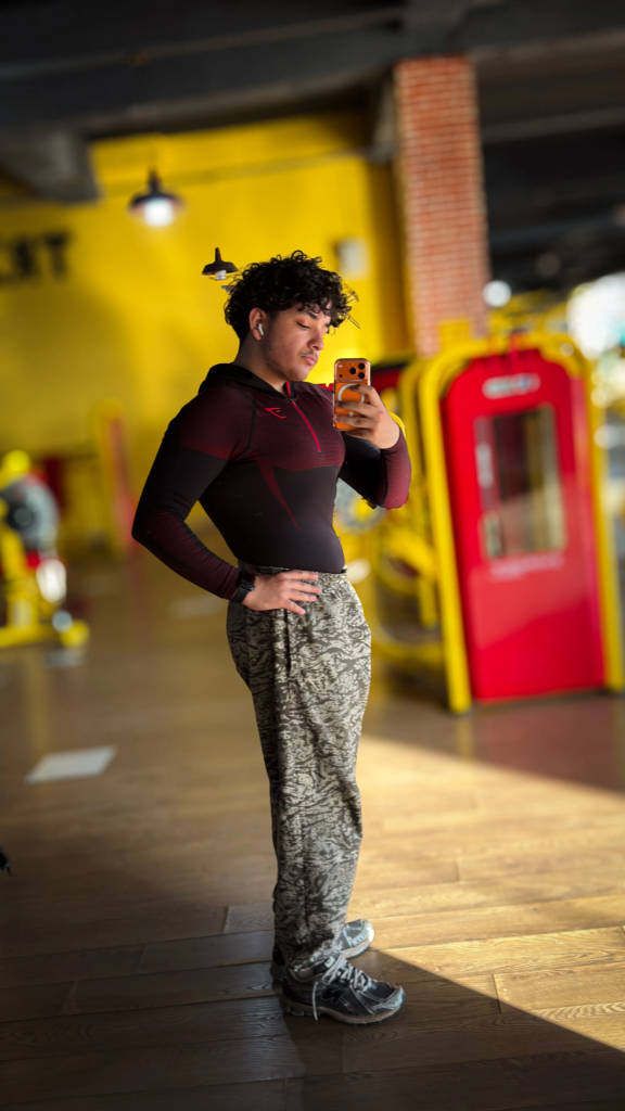Homme 2 tenue Gymshark ONYX 5.0 bordeaux et camo selfie miroir salle de musculation