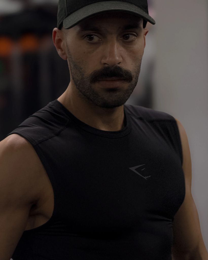 Portrait Baha Aesthetics Gymshark blanc t-shirt salle sport Maroc
