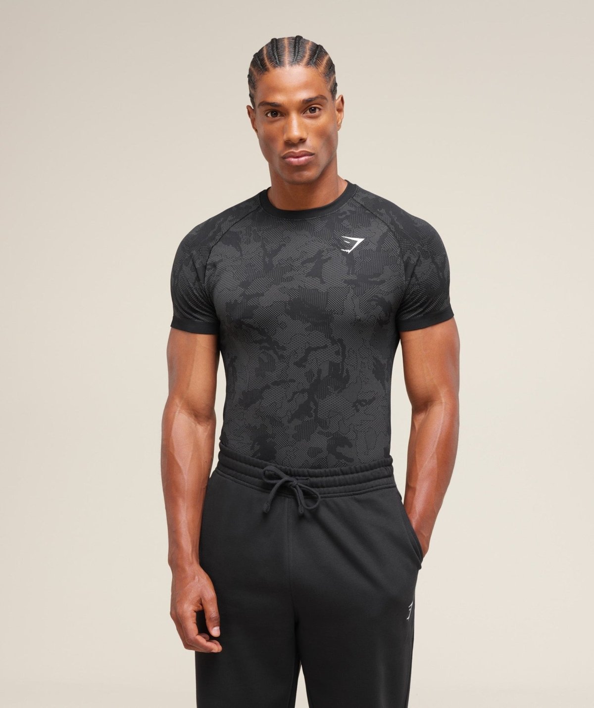 geo-seamless-black-charcoal-3 Gymshark Geo Seamless T-Shirt Black Charcoal Grey porté de face