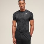 Gymshark Geo Seamless T-Shirt Black Charcoal Grey porté de face