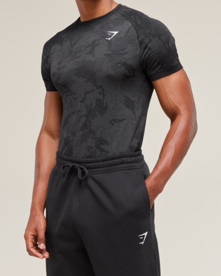 Homme portant le Gymshark Geo Seamless T-Shirt noir camo, vue de trois quarts