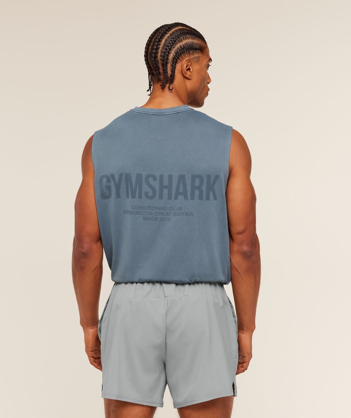 Short de sport Gymshark Train porté à la salle