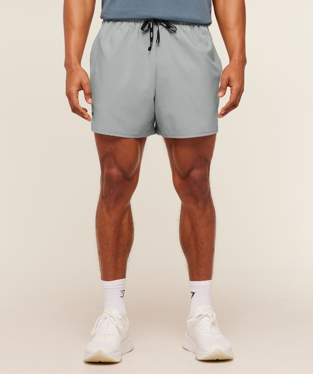 Homme portant le short Gymshark Train 5" pour l'entraînement