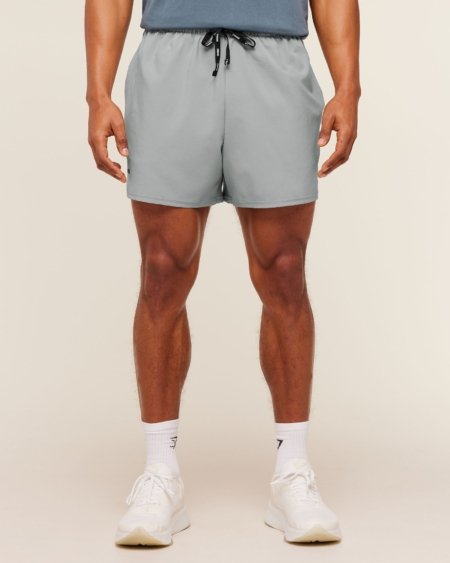 Homme portant le short Gymshark Train 5" pour l'entraînement