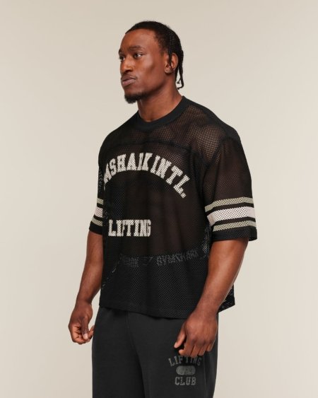 Homme portant le Gymshark Collective Mesh Contrast Jersey à mailles